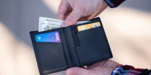 manos con una billetera crédito y caución