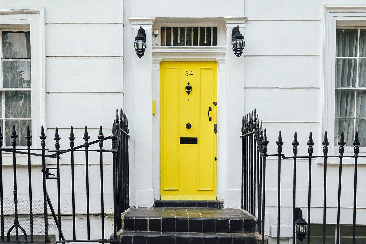 Protege tu casa de la puerta amarilla con el seguro de impago de alquiler