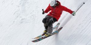 Persona haciendo esquí seguro