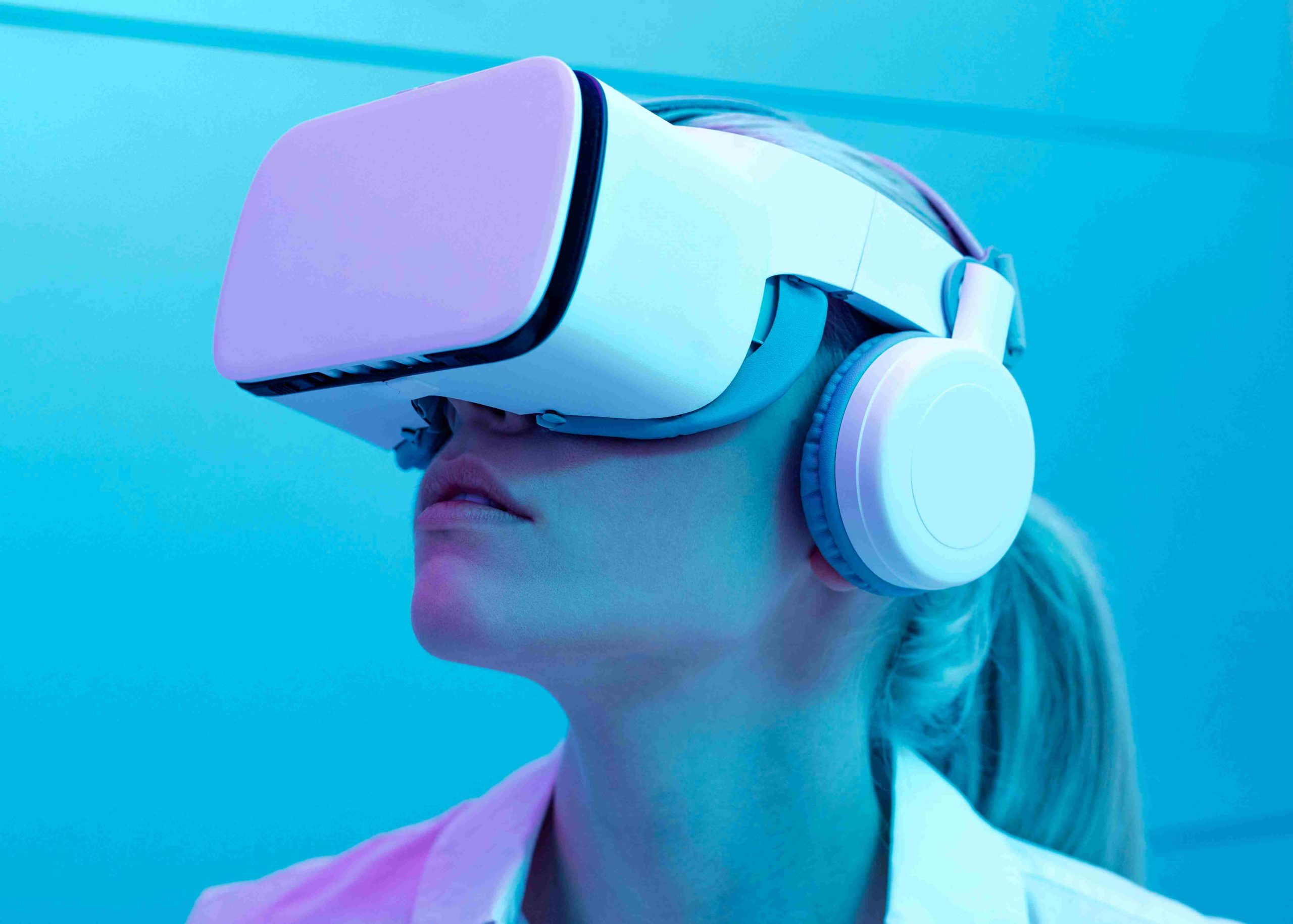 Chica usando las gafas de realidad virtual