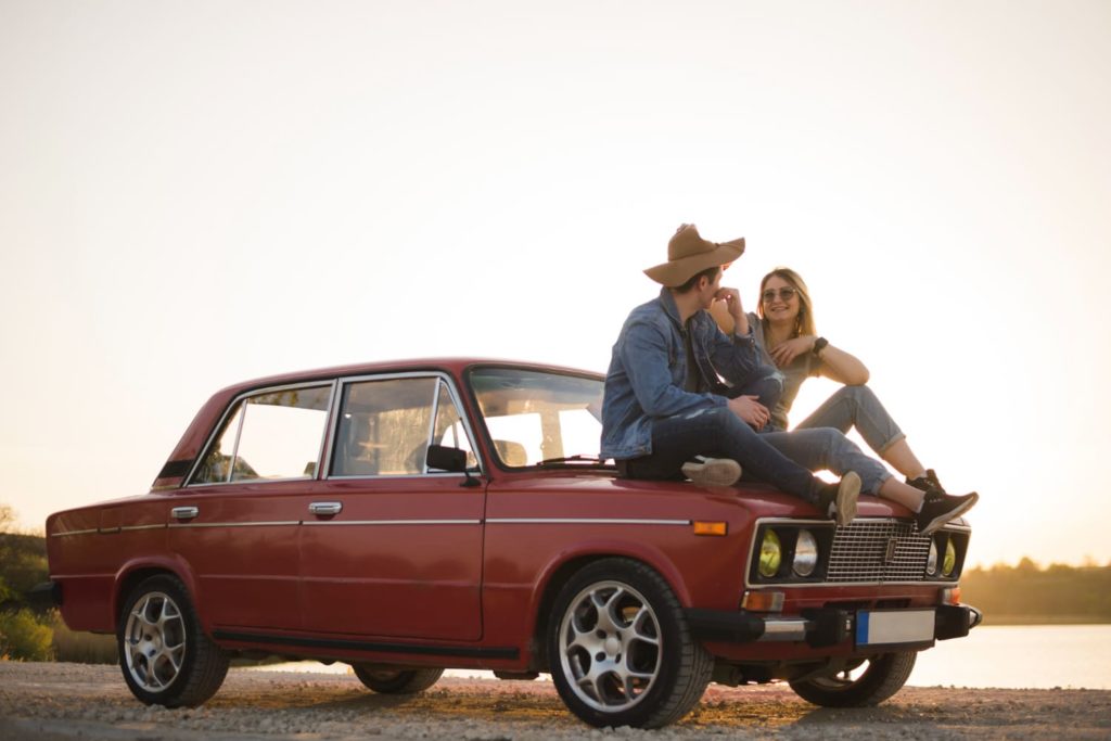 Coche clásico con pareja