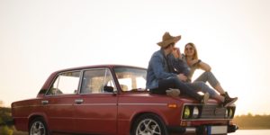 Coche clásico con pareja