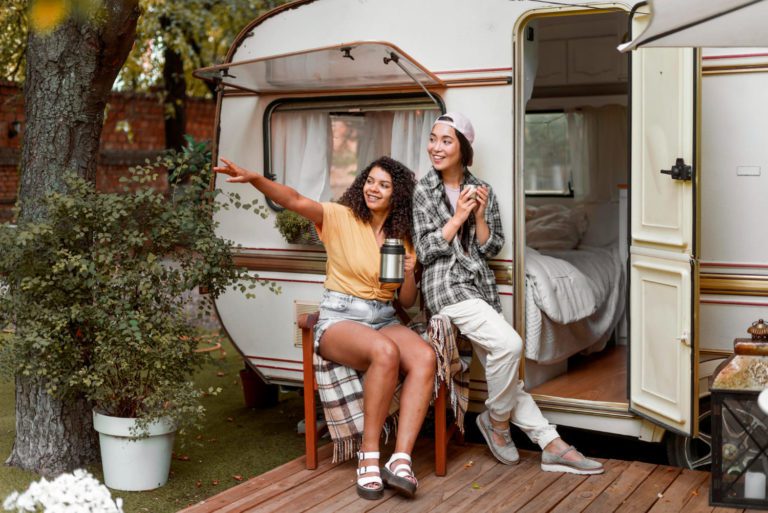 Autocaravana estacionada con chicas